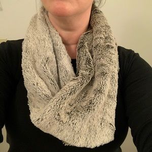 HALOGEN Fur greige colored infinity scarf